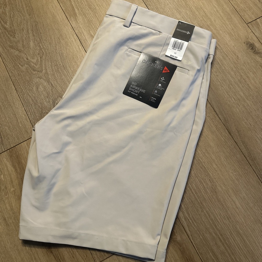 Dockers go Men's Airweave Shorts Beige Performance Size 42 9.5" NEW